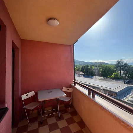 Cozy, Modern In The Center Of The City!